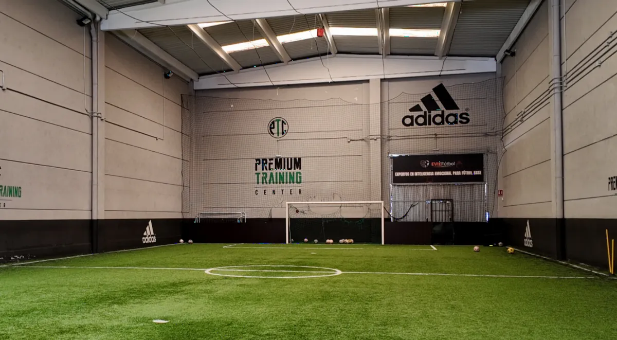 Campo de fútbol 5 indoor de Premium Training Center en Las Rozas para alquiler de partidos privados