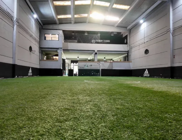 Campo de fútbol indoor de Premium Training Center preparado para un cumpleaños en Madrid