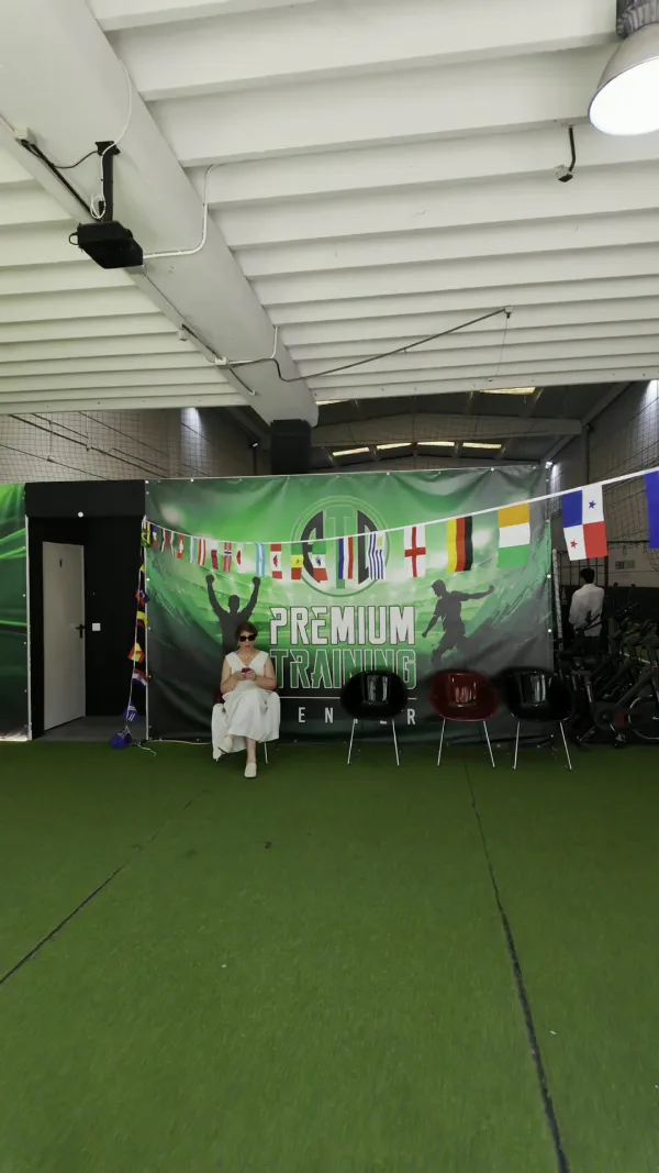 Campo indoor decorado con banderas para una fiesta de cumpleaños de fútbol en Las Rozas