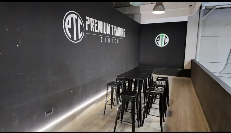 Zona social de Premium Training Center para cumpleaños de fútbol en Madrid