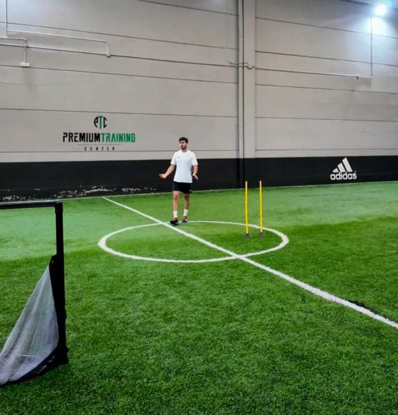 Ejercicio de tecnificación con picas en el campo indoor de Premium Training Center en Las Rozas