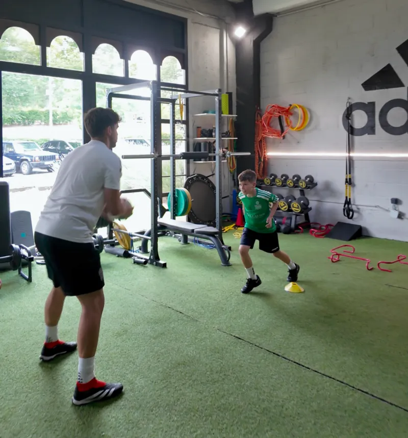 Entrenador de Premium Training Center guiando una sesión de preparación física en la zona funcional