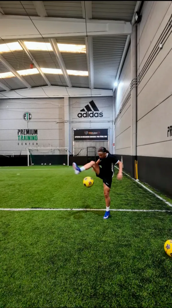 Jugador golpeando el balón durante un ejercicio de tecnificación de fútbol en Madrid