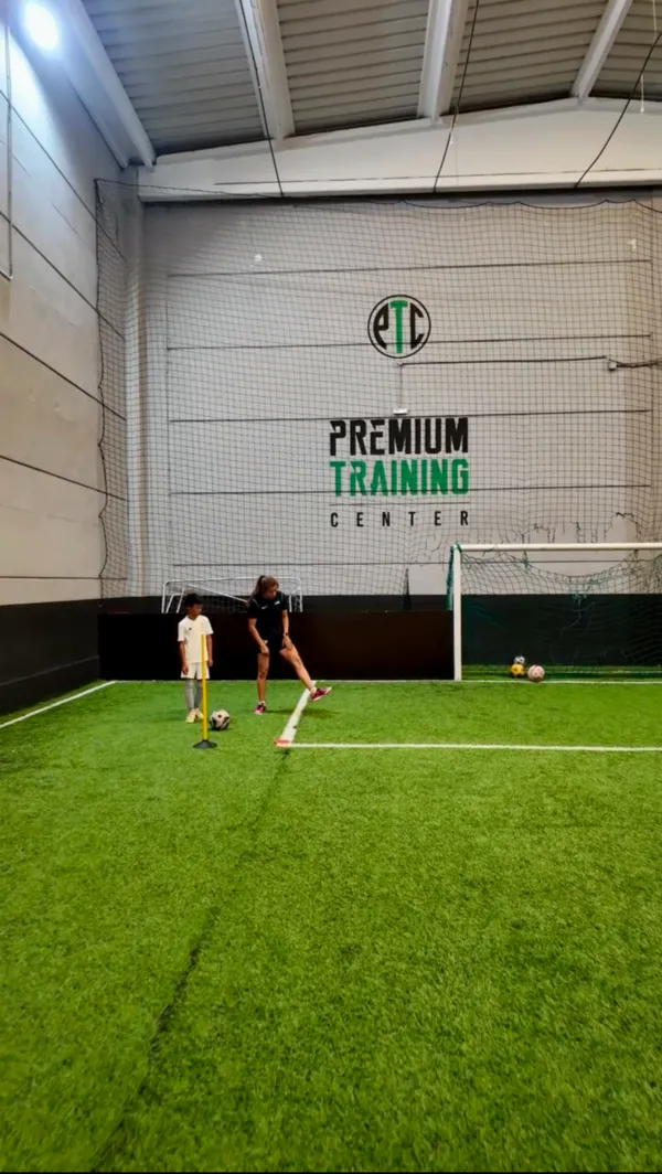 Jugadores en una sesión de tecnificación de fútbol en el campo indoor de Premium Training Center
