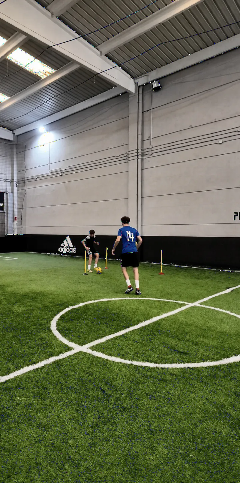 Entrenador de tecnificación de fútbol en Madrid trabajando técnica individual con un jugador