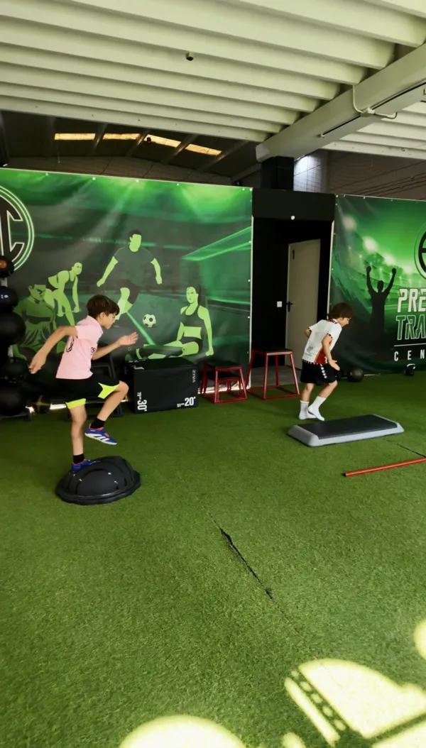 Jugador trabajando equilibrio y coordinación sobre bosu en una sesión de tecnificación en Madrid