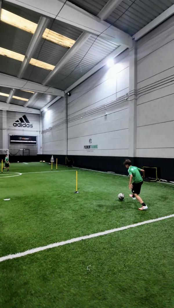 Jugador trabajando el control del balón en el campo indoor de Las Rozas